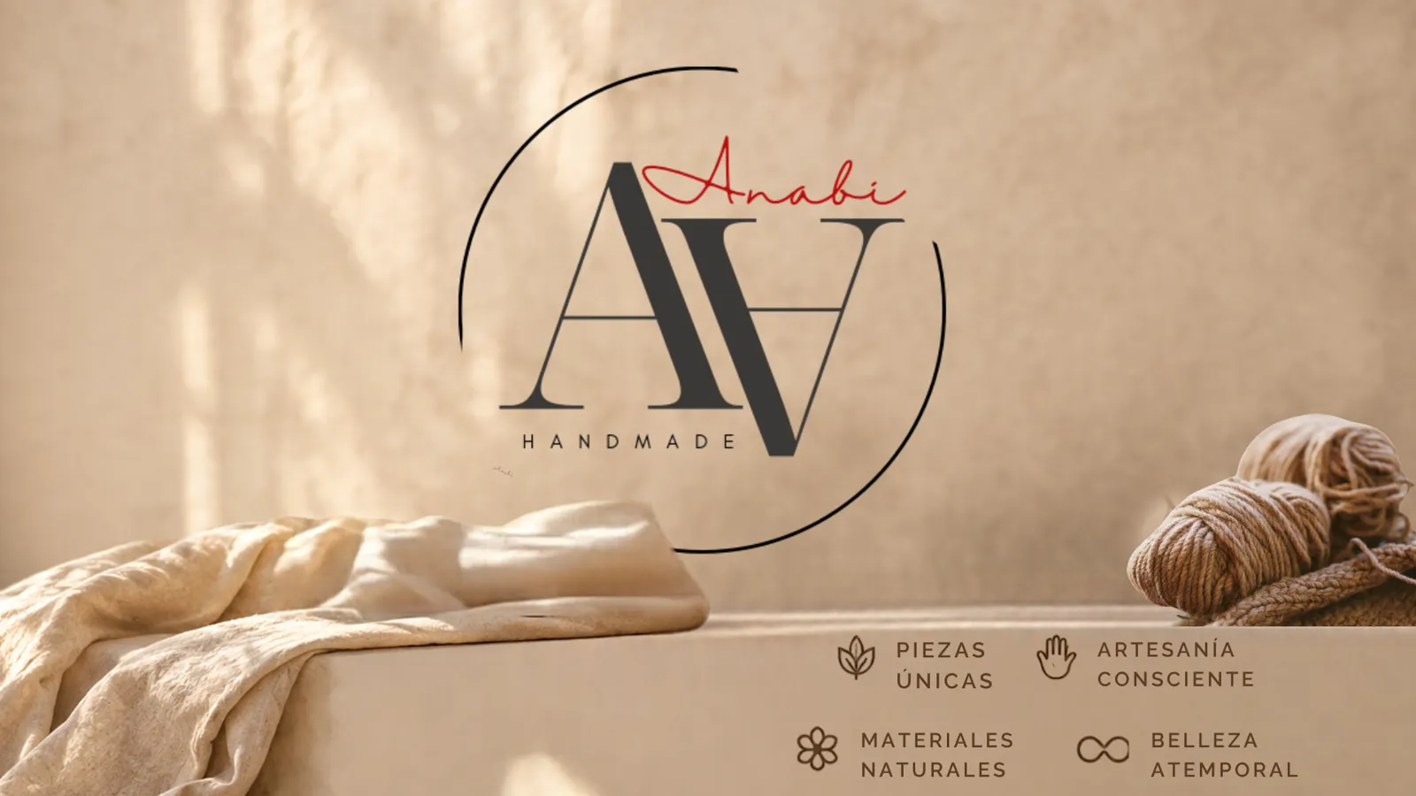 Logotipo de Anabi Handmade junto a ovillos de lana: piezas únicas, artesanía consciente, materiales naturales