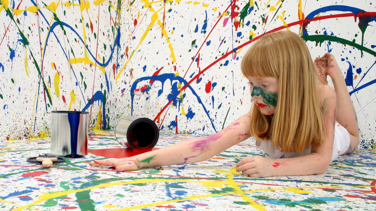 Niñas y niños participando en una actividad de educación artística infantil en Pamplona