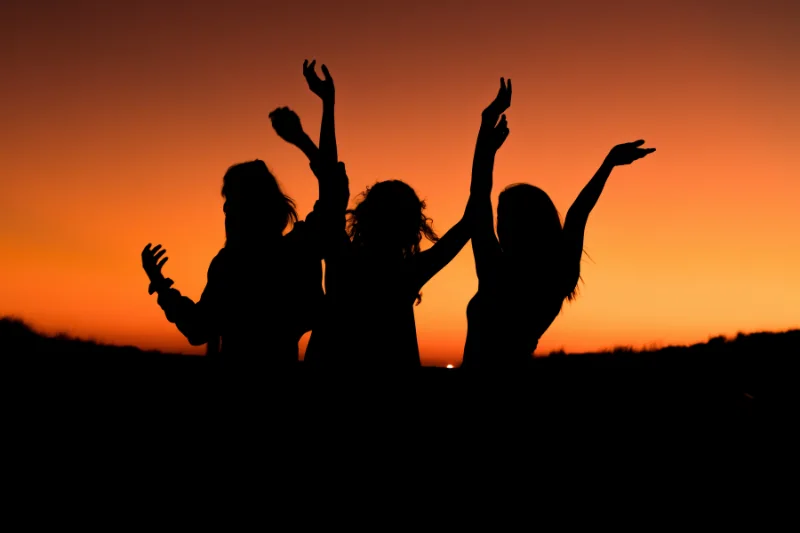 Siluetas bailando al atardecer