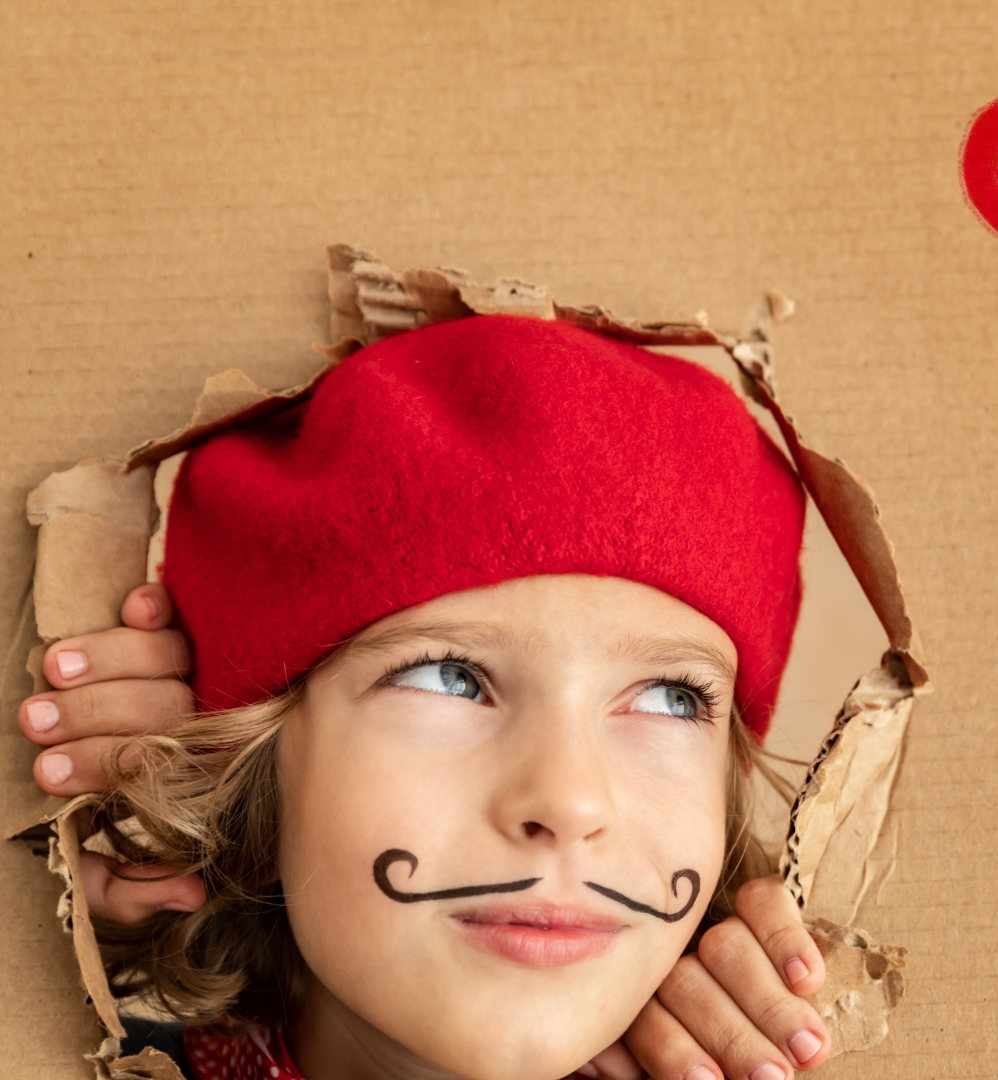Niña jugando con un personaje teatral, imagen sobre el impacto de la educación artística infantil