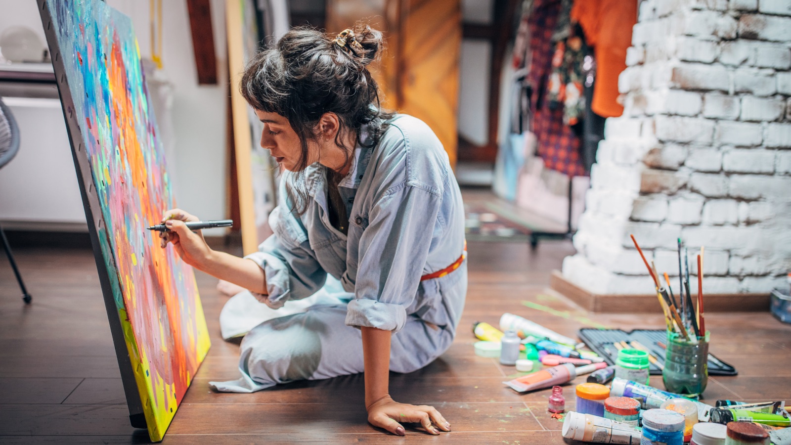 Artista y comunidad compartiendo un proceso creativo en Un Lugar