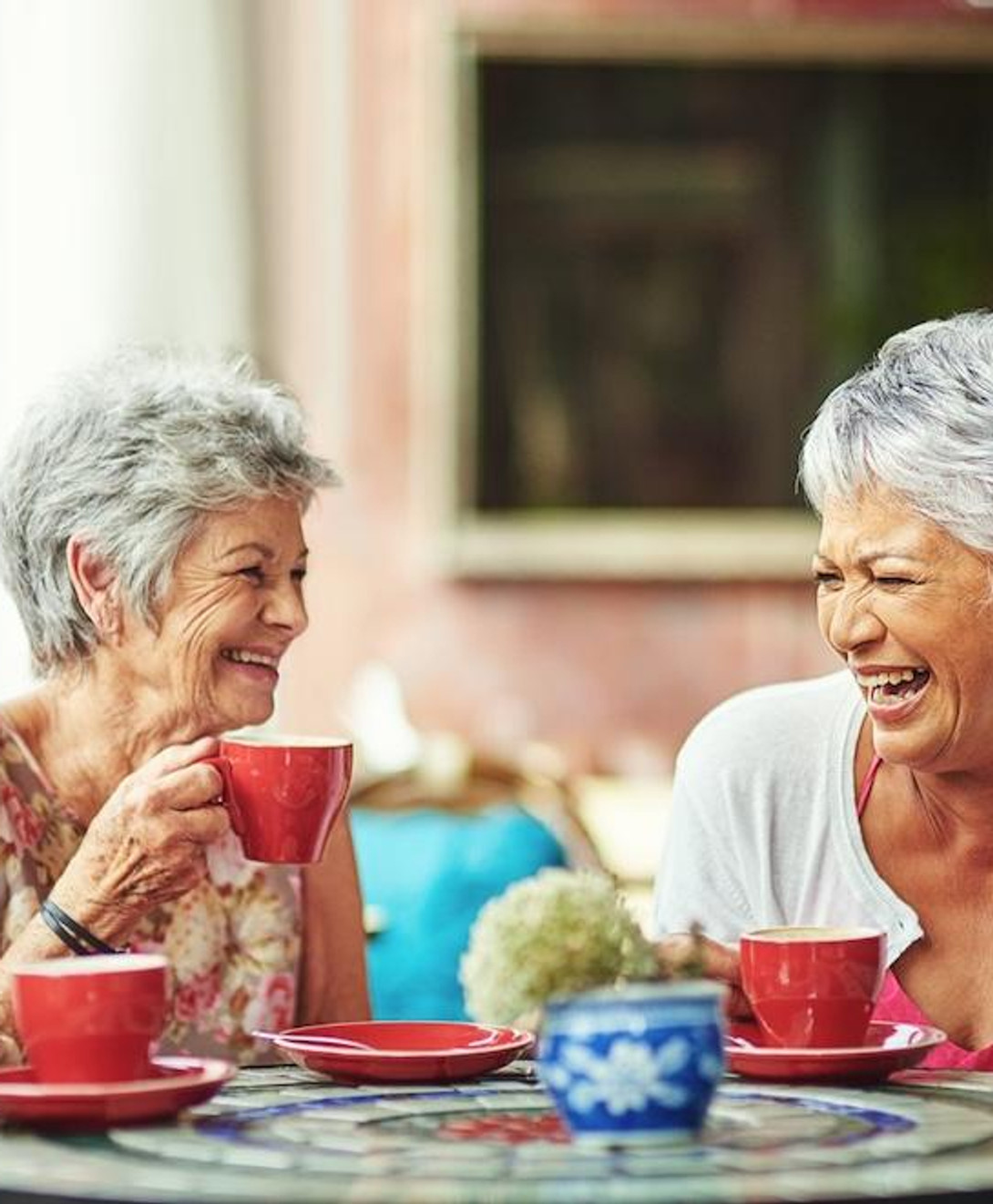Mujeres mayores compartiendo un momento de amistad y bienestar