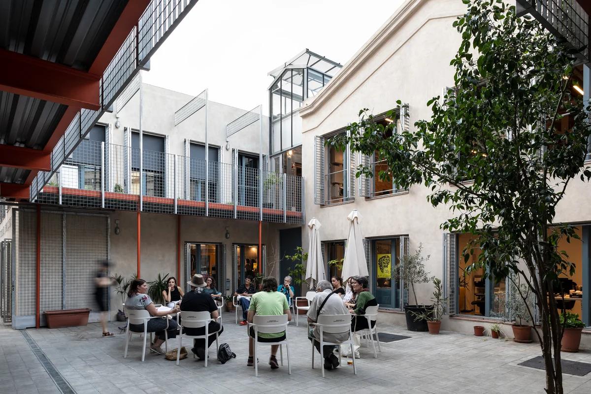 Personas reunidas en un espacio cultural de comunidad