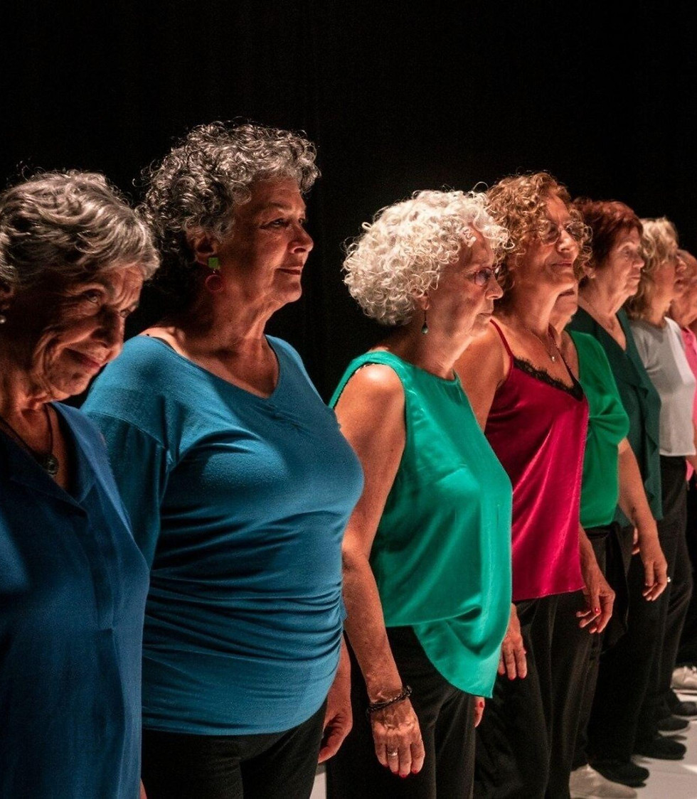 Mujeres mayores participando en una actividad de danza y bienestar en Navarra