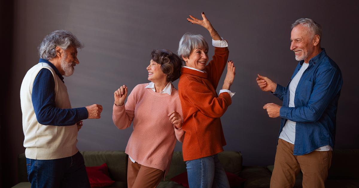 Grupo de personas bailando en una actividad comunitaria de bienestar