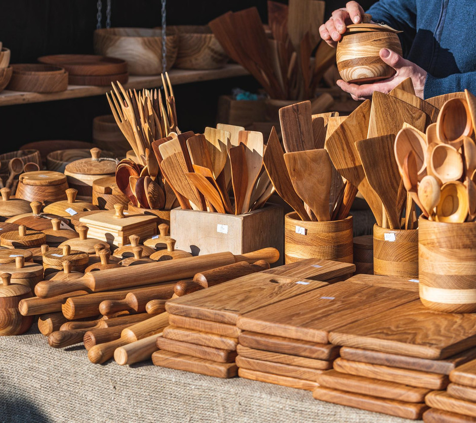 Objetos de madera elaborados mediante oficios artesanales