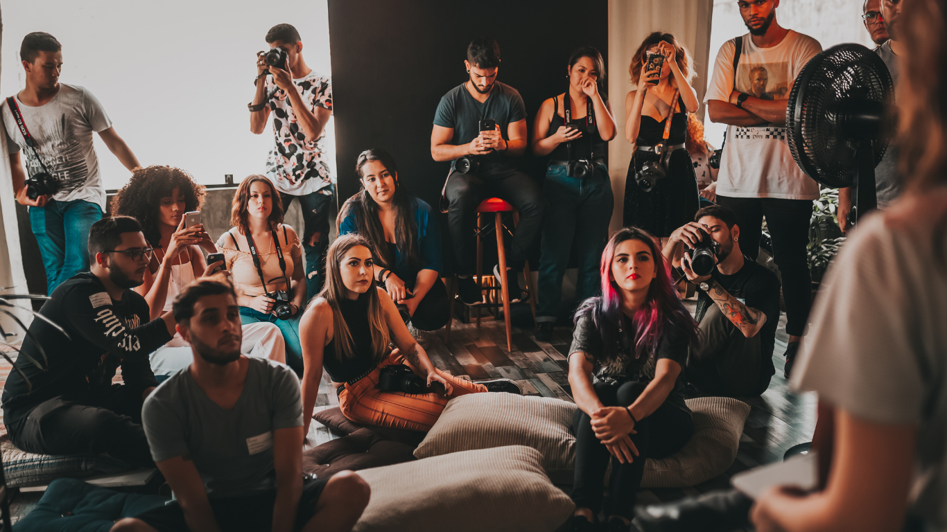 Comunidad creativa reunida en una actividad de Un Lugar