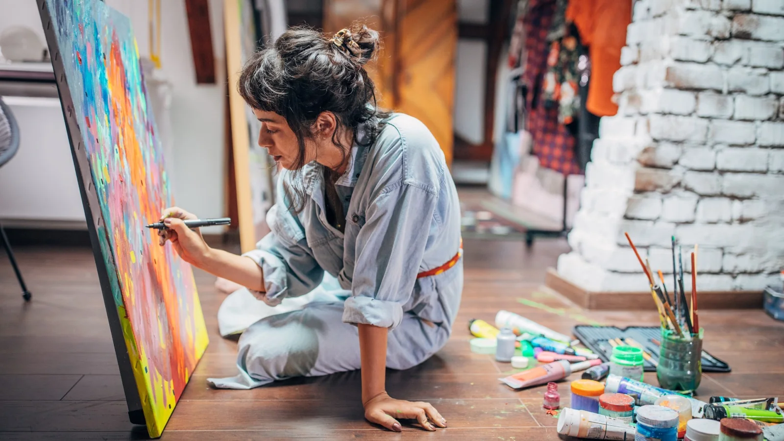 Artista pintando una obra contemporánea en un taller creativo de Navarra